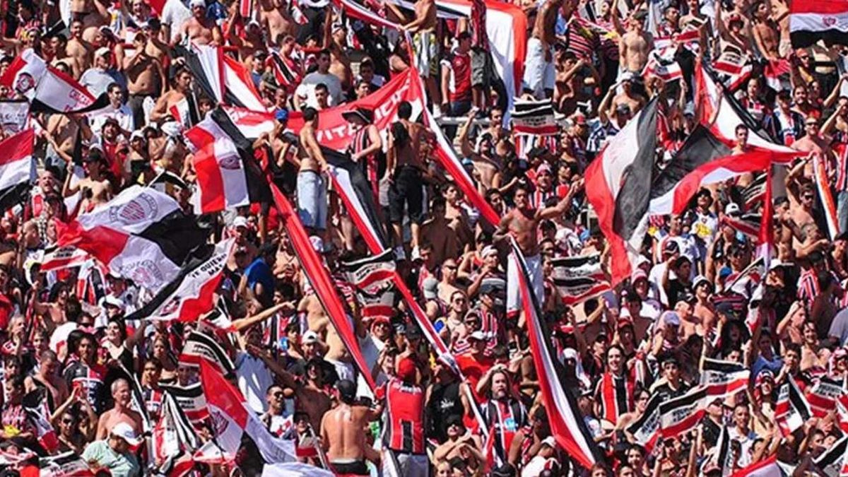 A fan died on the Chacarita field in the match against Deportivo Maipú