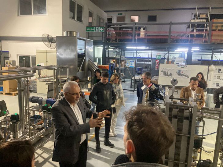 Miguel Harutinuian, en una recorrida por la planta de Edelflex.
