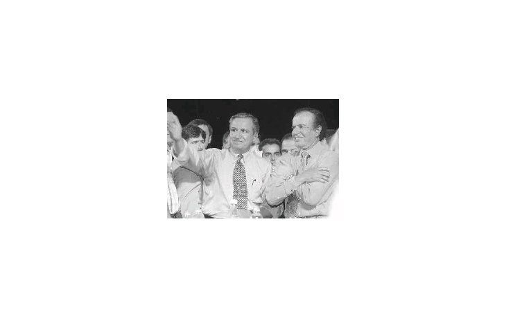 ámbito.com | Ante más de 10 mil menemistas de todo el país, Carlos Menem y Juan Carlos Romero llamaron a los gobernadores y jefes del PJ a romper la dependencia con el gobierno Duhalde, que los condiciona en las próximas elecciones.