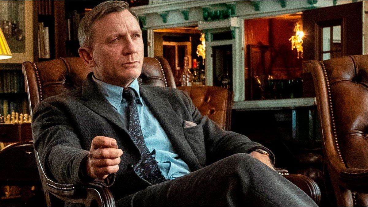 Daniel Craig looks unrecognizable in the first official image of “Knives Out 3”