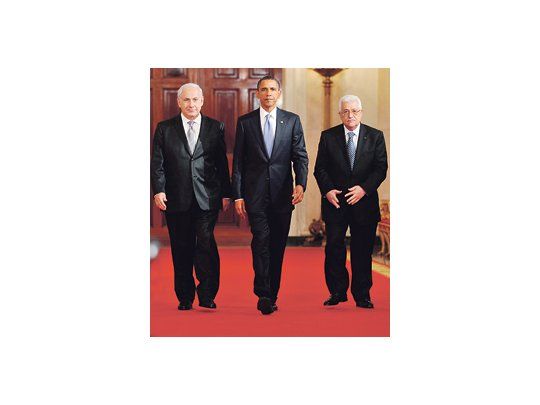 Barack Obama camina ayer en la Casa Blanca junto al palestino Mahmud Abás y el israelí Benjamín Netanyahu. De la previa participaron también el egipcio Hosni Mubarak y el rey Abdalá de Jordania.