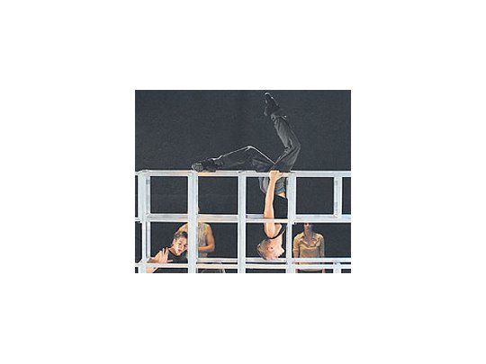 «Hasta mañana», de la compañía española 10&10 Danza, golpeacon su visión del drama de la inmigración pobre a paísesricos, pero por momentos se vuelve demasiado reiterativa.