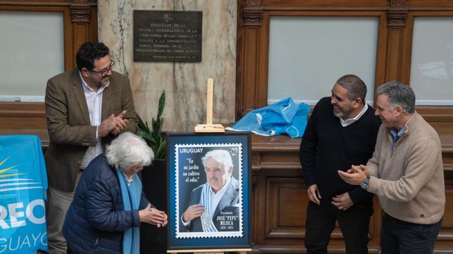Yamandú Orsi participó de la presentación del sello conmemorativo en homenaje a José Mujica.&nbsp;