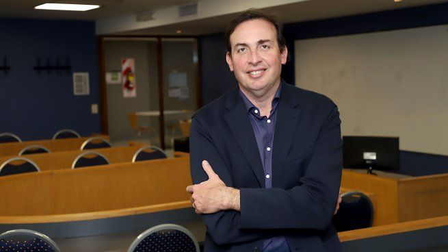 Gabriel Folgia, decano de la Facultad de Negocios de la Universidad de Palermo, analizó el impacto de la inteligencia artificial en las empresas, el nuevo perfil que demanda el mercado laboral y los desafíos que enfrenta Argentina para aprovechar el boom de sectores como la energía y la tecnología.