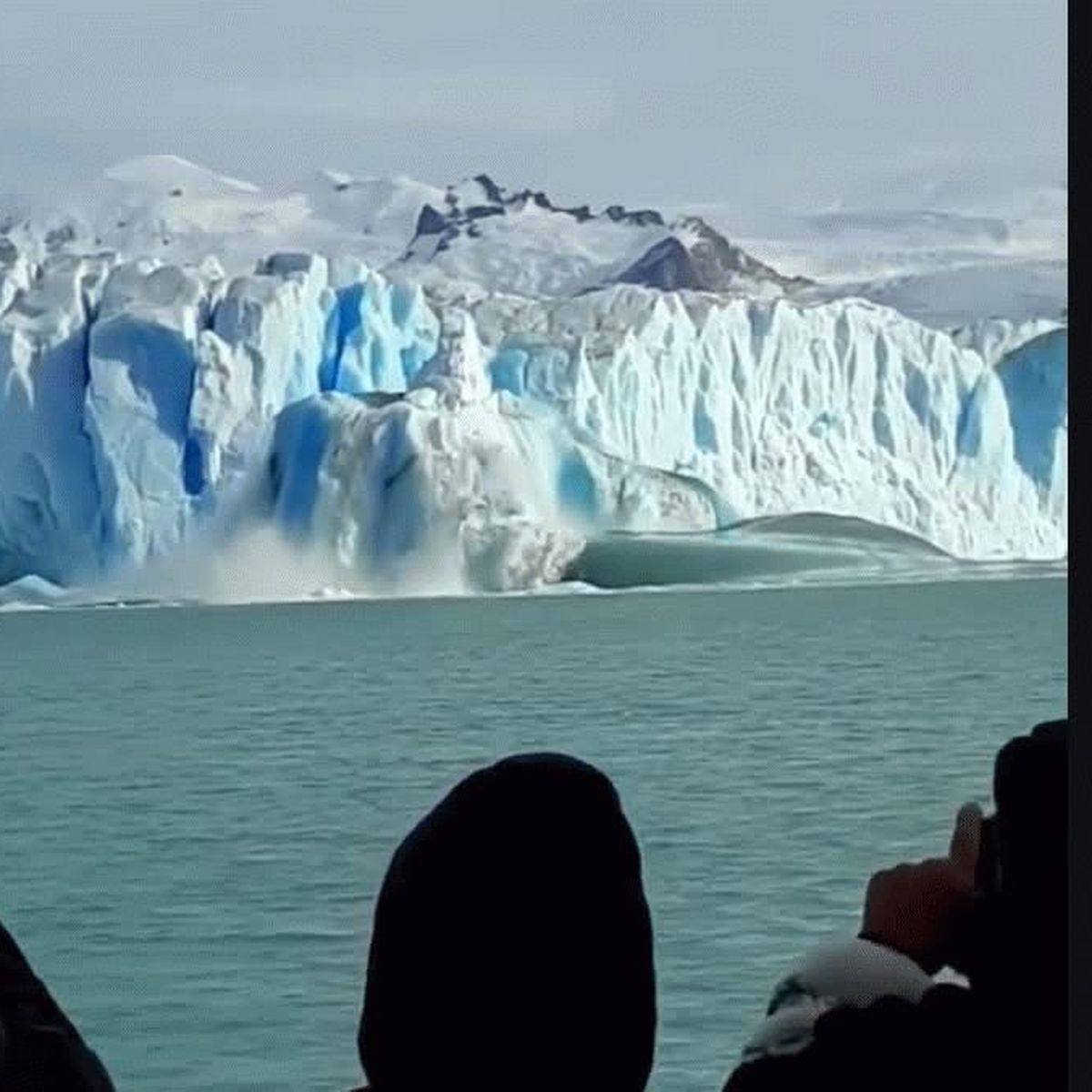 Gigante De Hielo Emergio Sorpresivamente Frente Al Glaciar Perito Moreno