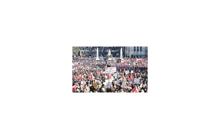 La Plaza de Cibeles fue el epicentro de la convocatoria en Madrid. Los organizadores informaron una asistencia diez veces superior a la admitida por las autoridades.