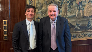 El asesor Santiago junto a Barry Bennet. 