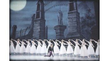 ámbito.com | La producción, íntegramente realizada en los talleres del Argentino, tiene hermosas escenografía e iluminación de Juan Carlos Greco y vestuario de Eduardo Caldirola.