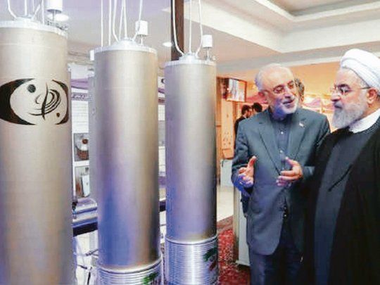 El presidente iran&iacute;, Has&aacute;n Rohan&iacute;, inspecciona una de las plantas nucleares.