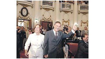 El mandatario Juan Schiaretti -acompañado por su esposa, Alejandra Vigo- aprovechó la asamblea legislativa para insistir en que siempre defenderá los intereses del campo.