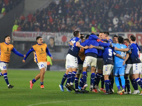 Todos juntos. Vélez se hizo fuerte ante River y frente a 70.000 personas consiguió el pase a cuartos en la Copa Libertadores.