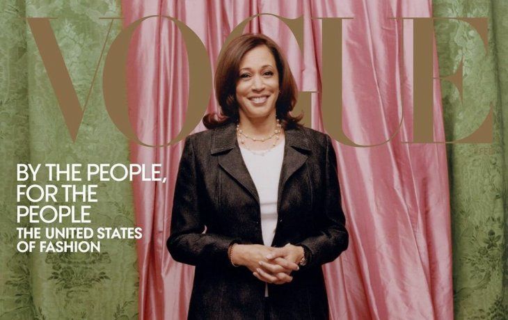 En lugar del traje azul claro que Harris usó para su sesión de portada, se ve a la primera mujer afroamericana elegida como vicepresidenta de Estados Unidos con un atuendo más informal y con zapatillas deportivas marca Converse.
