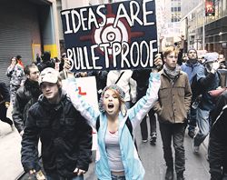 Serios choques por intento de “indignados” de copar Wall St. (foto 1)