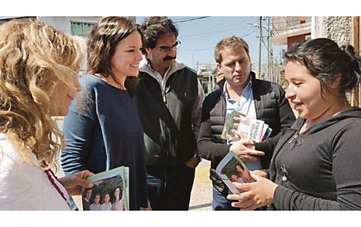 ámbito.com | Timbreo. Carolina Stanley y Leonardo Sarquis salieron a timbrear San Fernando junto a Alex Campbell. Macri mandó a los ministros a la calle.