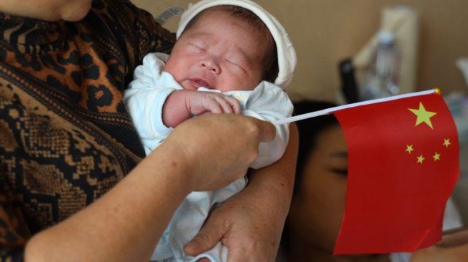 Cada vez más parejas jóvenes en China priorizan la estabilidad económica y profesional por sobre la maternidad y la paternidad.