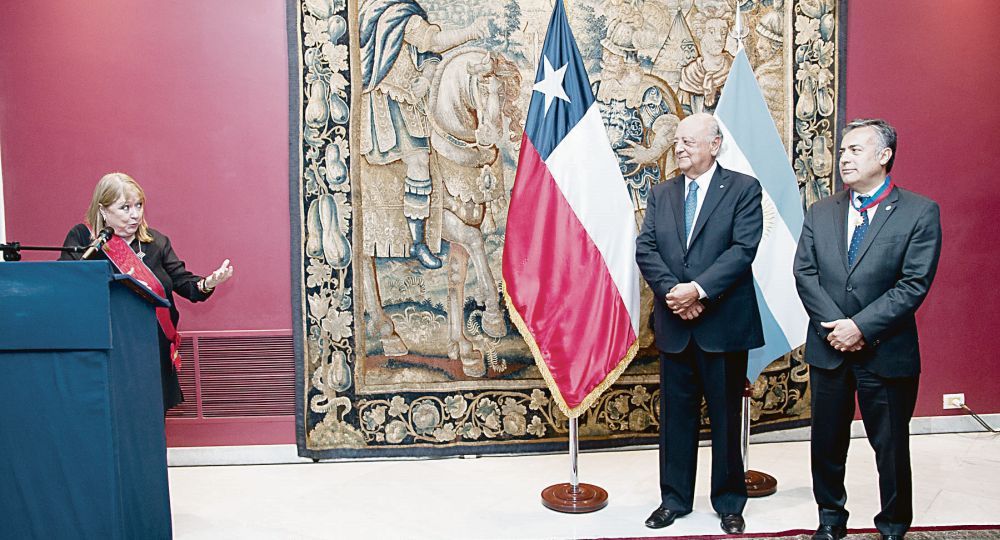 CEREMONIA. José Antonio Viera Gallo, en su despedida de Buenos Aires como embajador chileno, condecoró a Susana Malcorra y a Alfredo Cornejo con la Orden de Bernardo O´Higgins.
