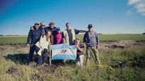 Trabajo de arqueología en campos de batalla junto a veteranos de Malvinas.