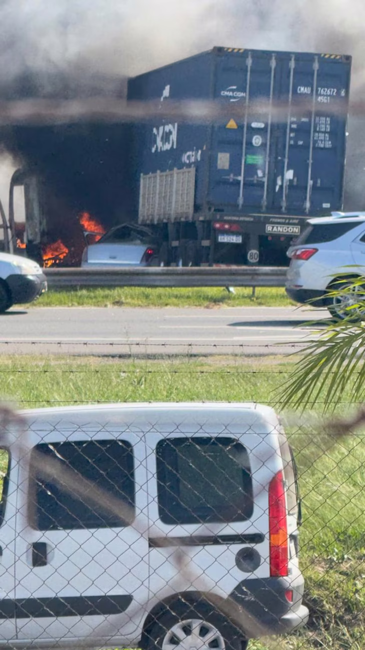Al menos tres muertos por el accidente. Al menos tres muertos por el accidente.