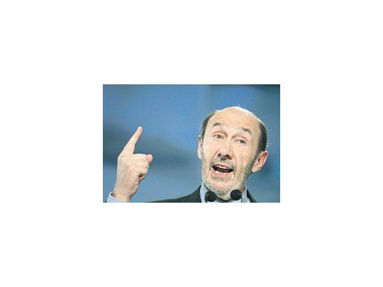 Alfredo Pérez Rubalcaba se impuso por apenas 22 votos de delegados frente a su rival Carme Chacón. Concitó el apoyo más orgánico del Partido Socialista Obrero Español.