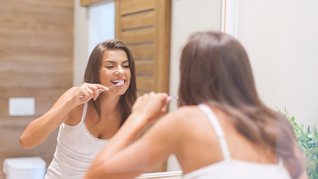 Cepillarse los dientes es vital para mantener la salud dental&nbsp;y cuidar de tu sonrisa.