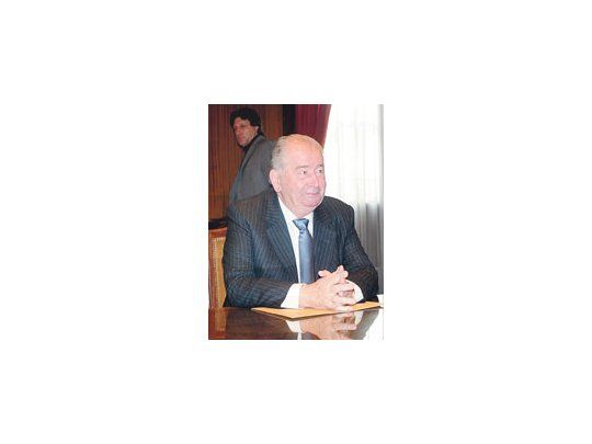 Julio Grondona está buscando fondos para el fútbol y todos los días tiene que apagar un incendio. Ayer fue a la AFIP, donde los clubes deben más de 300 millones de pesos.