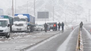 El temporal de nieve mantiene cerrados varios pasos fronterizos entre Argentina y Chile y complica el transporte de cargas.