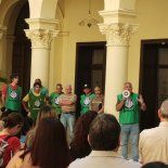 ATE protestó en el patio principal de la Casa de Gobierno de Entre Ríos, en contra de inminentes ceses de contratos a estatales. ATE protestó en el patio principal de la Casa de Gobierno de Entre Ríos, en contra de inminentes ceses de contratos a estatales.