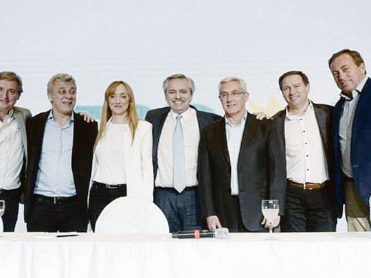 Respaldo. Los intendentes peronistas que adelantaron elecciones recibieron el apoyo de Alberto Fernández y de Anabel Fernández Sagasti.
