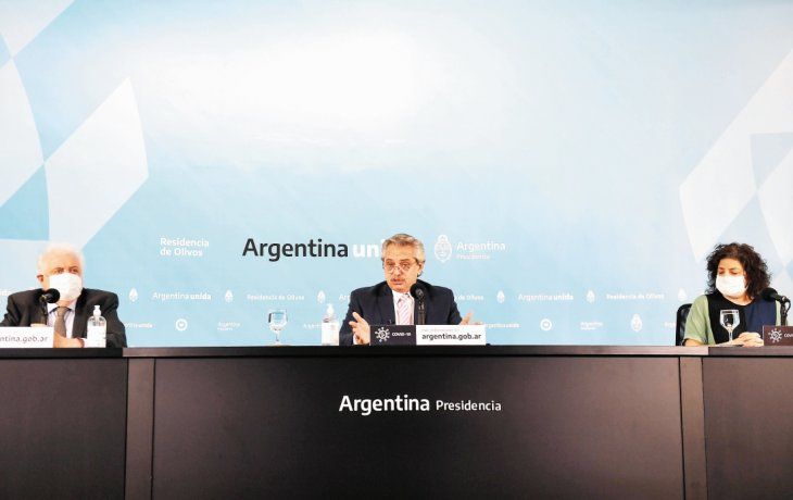 Anuncio. El presidente Alberto Fernández estuvo acompañado por el ministro de salud nacional, Gines González García, y la secretaria de Salud, Carla Vizzotti.