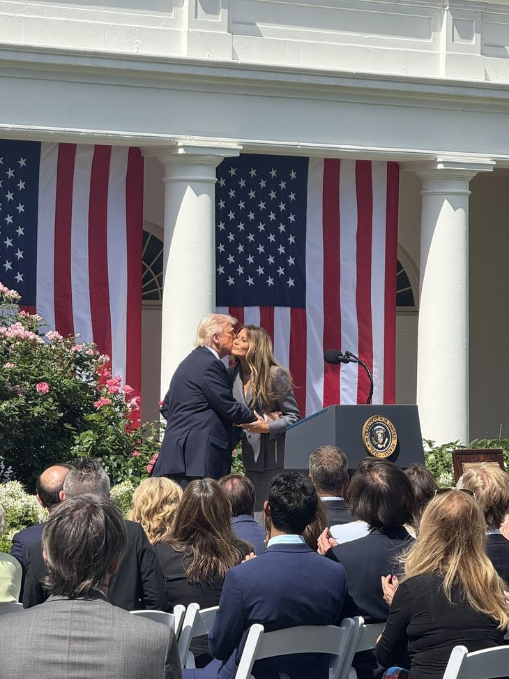 Donald Trump estuvo acompañado por su esposa Melania durante la firma de la ley Donald Trump estuvo acompañado por su esposa Melania durante la firma de la ley