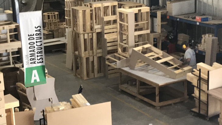 En la planta de Uranga trabajan unas 250 personas en total. El salario promedio de un operario es de $700.000 por 9 horas de trabajo, con 45 para almorzar. En la planta de Uranga trabajan unas 250 personas en total. El salario promedio de un operario es de $700.000 por 9 horas de trabajo, con 45 para almorzar.