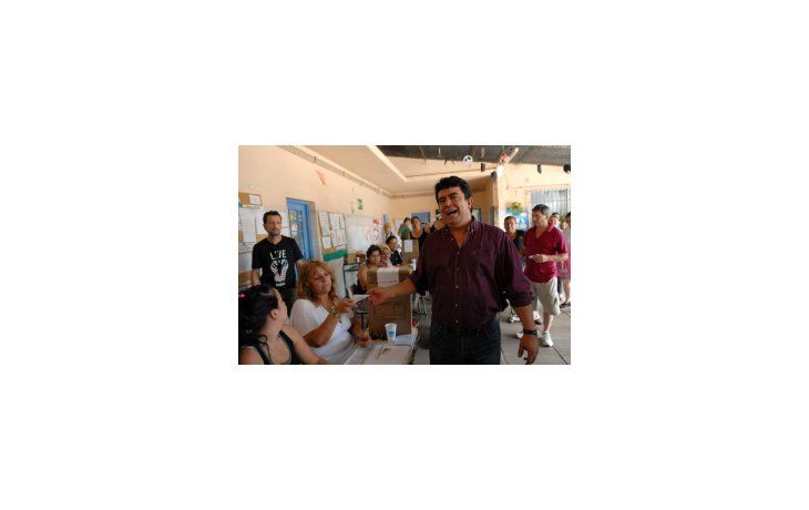 Fernando Espinoza al votar.