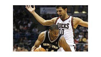 Delfino anotó 18 puntos en la victoria de los Bucks.