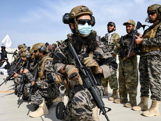 Talibanes desfilan aeropuerto de Kabul