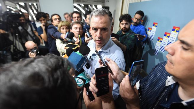 El precandidato del FA, Yamandú Orsi, anunció que no denunciará por difamación a la trans que lo acusa de agresión.
