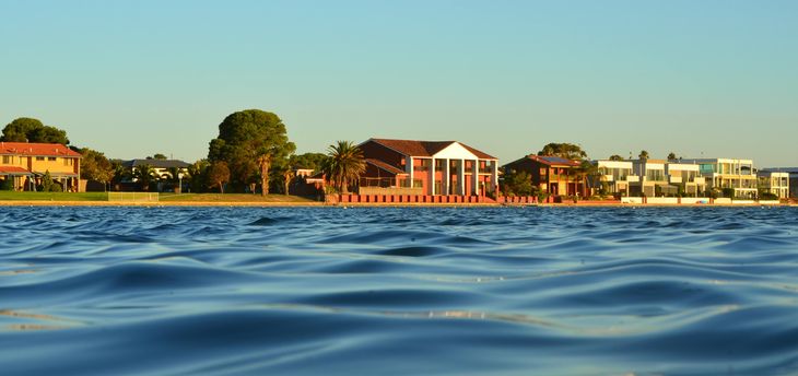 Casas frente al lago en West Lakes, uno de los barrios más buscados por inversores argentinos en Adelaide, por su calidad residencial, entorno natural y buena rentabilidad Casas frente al lago en West Lakes, uno de los barrios más buscados por inversores argentinos en Adelaide, por su calidad residencial, entorno natural y buena rentabilidad