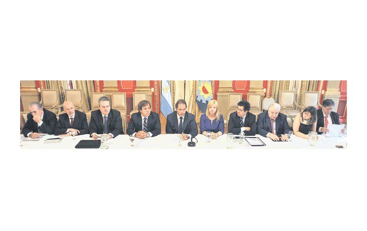 Daniel Scioli, junto a su jefe de Gabinete, Alberto Pérez, el ministro de Seguridad, Ricardo Casal y la ministra de Gobierno, Cristina Álvarez Rodríguez, entre otros ministros, durante un encuentro con la prensa, ayer.