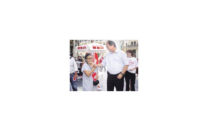 ámbito.com | Ernesto Sanz sigue de campaña en una carrera por instalarse para la interna previa de abril. Ayer copó una esquina básica de toda puja porteña: Florida y Diagonal Norte.