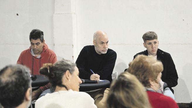 Balotaje. Horacio Rodríguez Larreta, con vecinos del barrio de Saavedra.