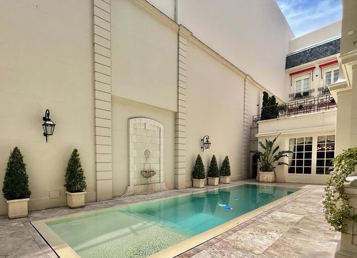 El estilo francés se refleja hasta en las partes exteriores, la piscina está iluminada El estilo francés se refleja hasta en las partes exteriores, la piscina está iluminada