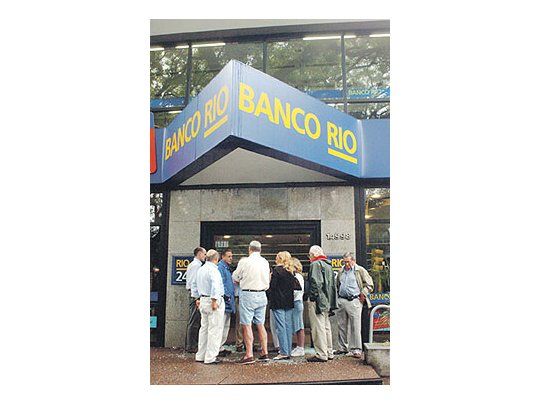 Algunos de los propietarios de las cajas de seguridad sehicieron presentes en el banco para realizar sus denuncias.