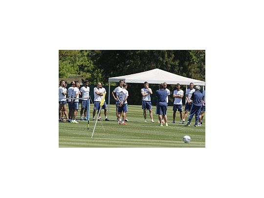 La Selección se entrenó en Ezeiza y viaja a Colombia