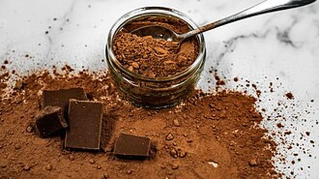 Cocoa_Powder_and_Chocolate_on_Marble_Background