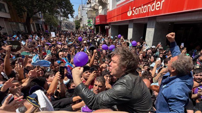 Milei, en modo campaña, realizó su primera parada de este sábado en el norte argentino.