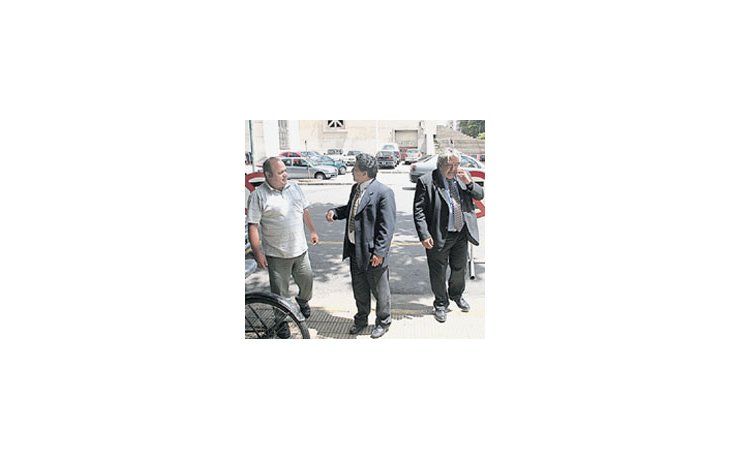 ámbito.com | El secretario del gremio petrolero de Santa Cruz, Héctor Segovia (der.), ingresa ayer junto al asesor presidencial Rubén Ledesma, a la CGT en busca de un asado y del apoyo de la cúpula que conduce Hugo Moyano.