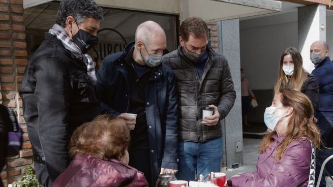 Provincia. El intendente Jorge Macri, Horacio R. Larreta y Diego Santilli, ayer recorrieron un centro comercial del municipio de Vicente López.