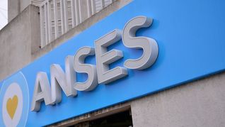 La pensión derivada de ANSES está destinada al cónyuge, al conviviente previsional y a los hijos que cumplan los requisitos. La documentación y la modalidad de solicitud dependen de cada situación familiar.
