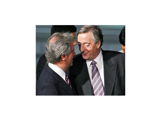 Kirchner y Tabaré Vázquez ayer en Santiago de Chile.