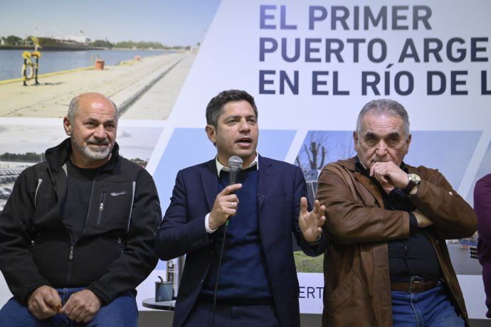 El intendente de Ensenada, Mario Secco; el gobernador, Axel Kicillof, y el sindicalista, Carlos Acuña. 