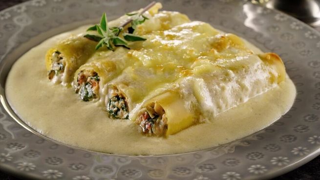 Canelones con salsa blanca.